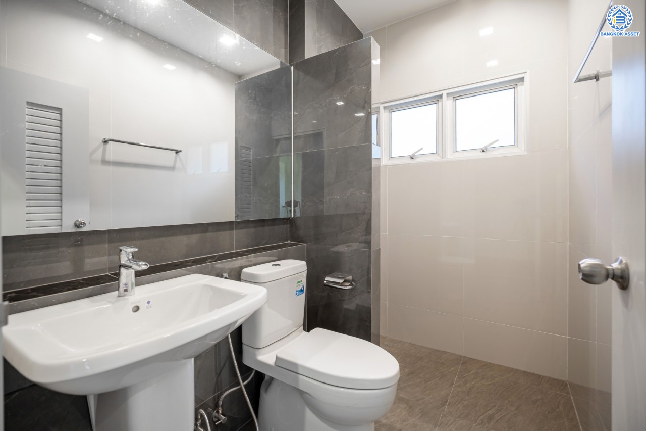 บ้านมือสองตกแต่งใหม่ ม.บางกอกบูเลอวาร์ด ราชพฤกษ์-พระราม5 เนื้อที่ 69 ตร.ว. บนสังคมคุณภาพ SC Asset* ฟังก์ชันพร้อม 3 ห้องนอน 4 ห้องน้ำ 1 ห้องแม่บ้าน จอดรถได้ 2 คัน บนทำเลติดถนนราชพฤกษ์ ใกล้วงเวียนพระรามห้า, ทางด่วนศรีรัช และเพียง 10 ถึงรถไฟฟ้า "สถานีบางรักใหญ่"